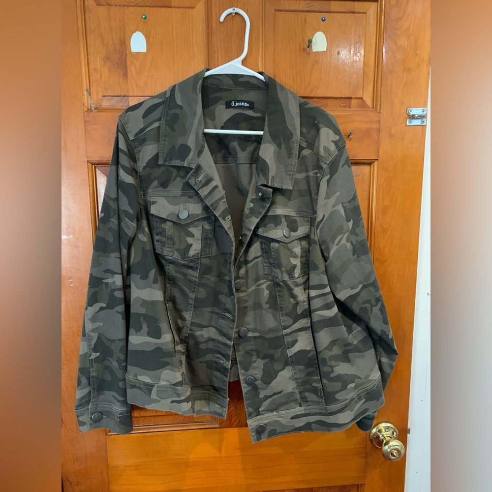Women’s camouflage jean jacket. Size 2X.